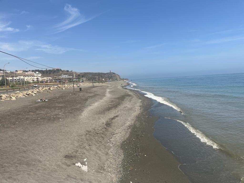 Bajo Con Jardin En Primera Linea De Playa Малага Экстерьер фото